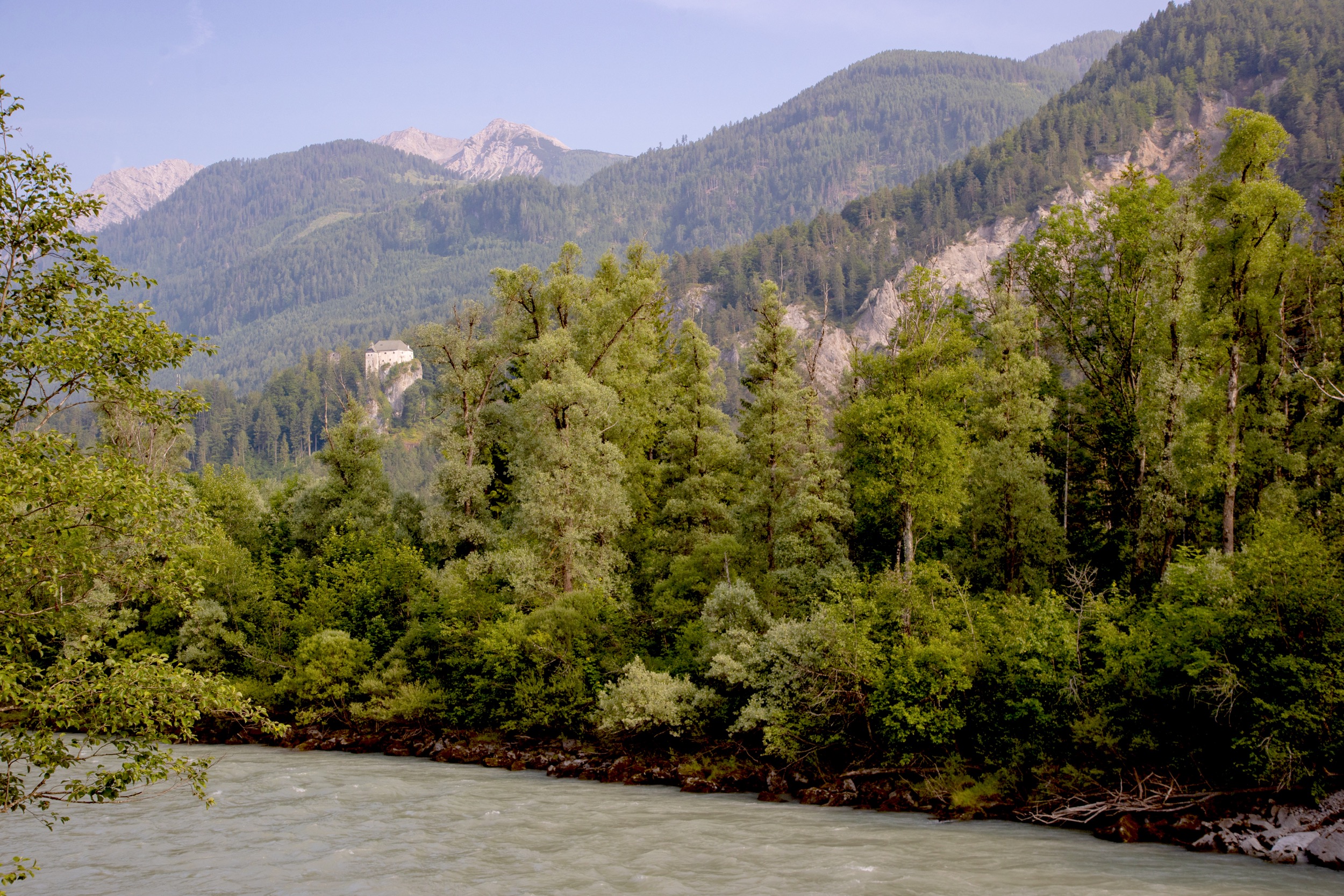 Schloss Stein Drautal Aussenansicht des Schlosses Drau fluss